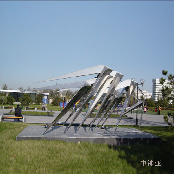《凱風(fēng)》高3m 不銹鋼 設(shè)計(jì)：文樓 2002年 位于北京國(guó)際雕塑公園