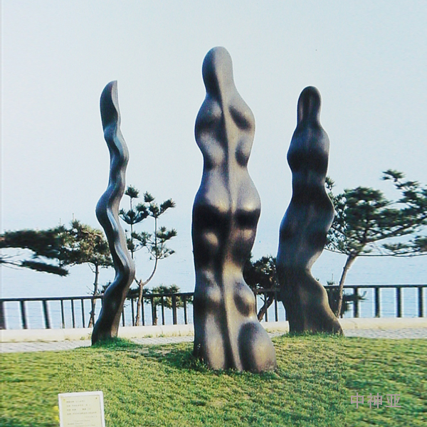 《三美神》高3m 鍛銅 設計：張偉 1996年 位于山東青島東海路