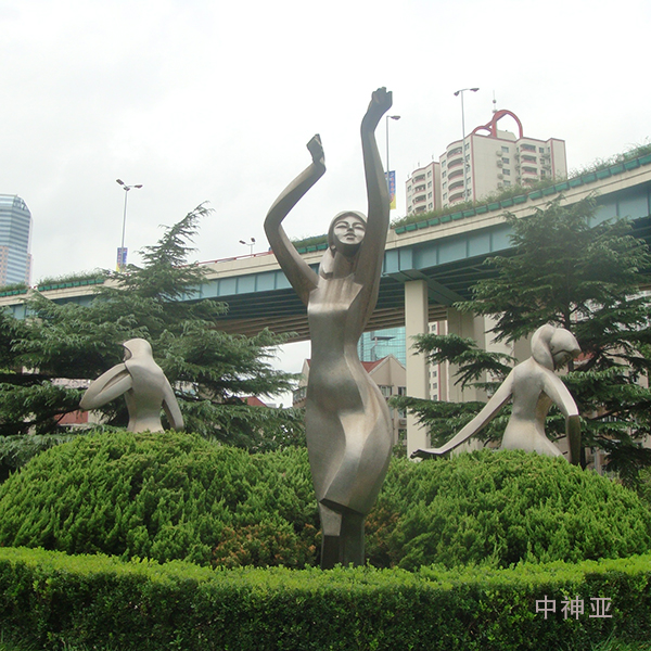 《嬉水少女》 高3m 不銹鋼 設(shè)計(jì):徐侃 1984年 位于上海虹橋開發(fā)區(qū)中山西路和延安西路綠地,是國內(nèi)第一座不銹鋼雕塑