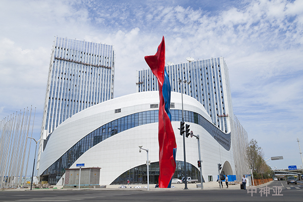 《力拔頭籌》 高30.97m 不銹鋼烤漆 設計：王開方 2017年 位于烏魯木齊絲綢之路經濟帶旅游集散中心