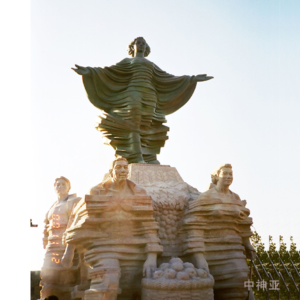 《春華秋實(shí)》高8m 石刻、鍛銅 設(shè)計(jì)：張德峰 2002年 位于河北石家莊市